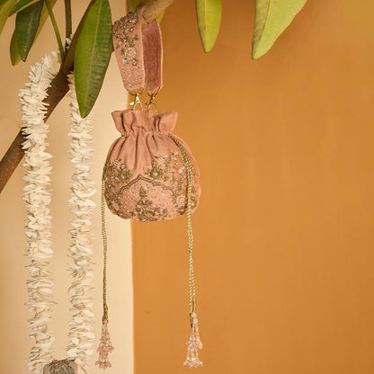 Eeshan-Khussa-kolhapuri-dazzle-by-sarah